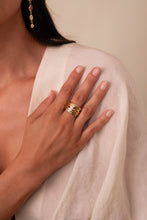 Load image into Gallery viewer, Wavy Twist Band Ring