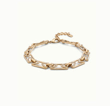 Load image into Gallery viewer, Stand Out Topaz Necklace
