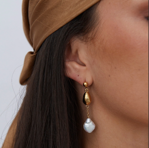 Layla pearl earring
