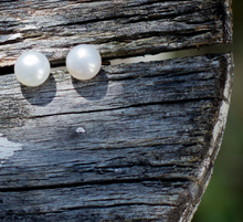 Load image into Gallery viewer, Larkspur Button Pearl Earrings