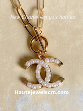 Load image into Gallery viewer, CC Pearl and gold chunky necklace
