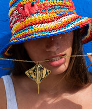 Load image into Gallery viewer, Mantaray necklace gold long