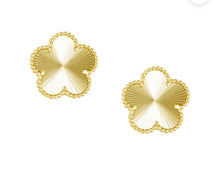 Load image into Gallery viewer, Gold clover earrings
