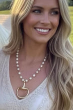 Load image into Gallery viewer, Pearl horse bit short necklace
