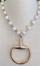 Load image into Gallery viewer, Pearl horse bit short necklace