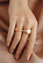 Load image into Gallery viewer, Coin Pearl scalloped cocktail ring