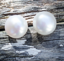 Load image into Gallery viewer, Larkspur Button Pearl Earrings